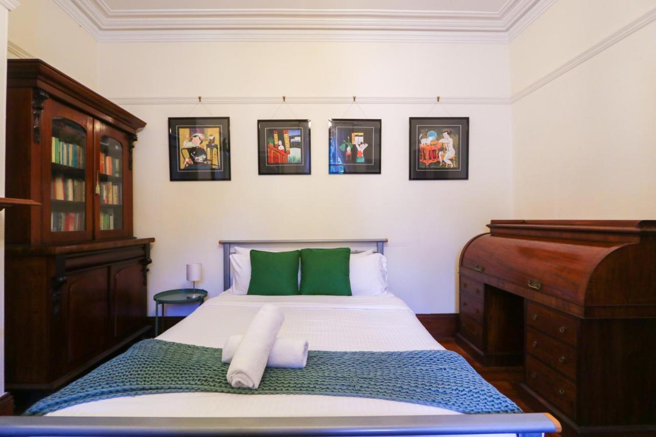 Discover The Rocks - Unique Classical Apartment *