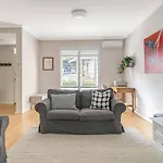 Glenmore Court - Spacious And Central By The Harbour