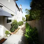 Esperanza Gardens - A Stylish Victorian Studio