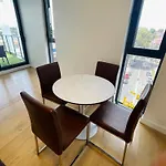 Whole 2 Bedroom Apartment, 2 Bedroom 1 Living, 3 Double Beds, 1-6 People
