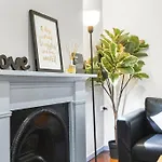 Stylish 2 Story Terrace House In Chippendale