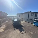 Coogee Sunrise 2 Bed Apt With Parking, Work Desks & Balcony