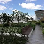 Bay View 2 Bed Highrise Apt With Free Parking