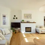 Spacious 4-Bedroom Manly Beach Apartment, Balcony, Bath & Fireplace, 2 Min To Beach