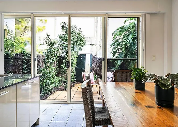 Glenmore Court - Spacious And Central By The Harbour