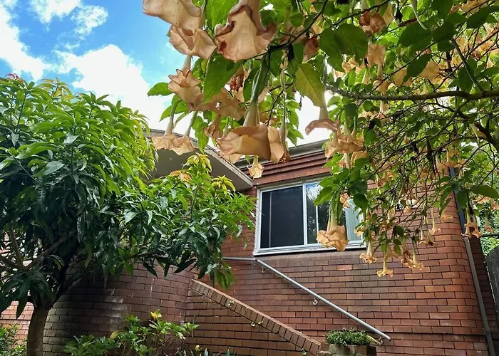 3 Bdr House Close To Train Station, Airport & City