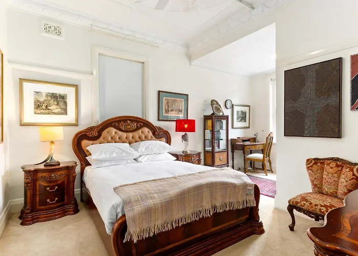 Eclectic Art Deco Apartment In Great Location