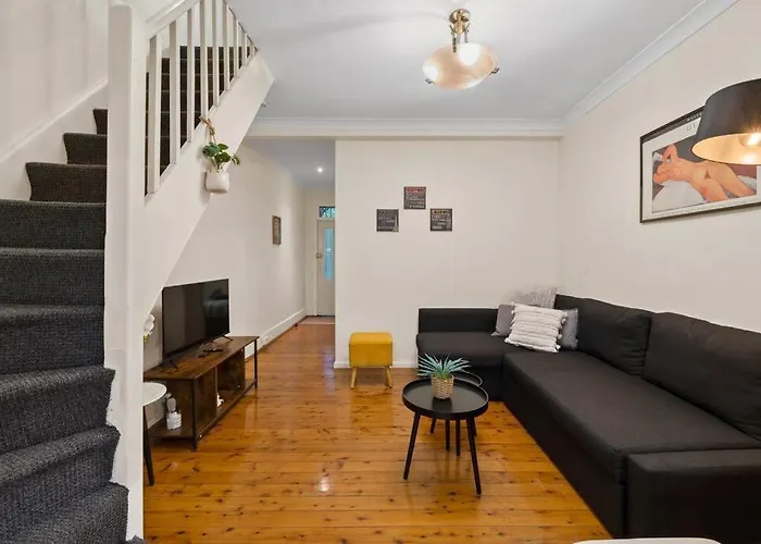 Facilitated 4 Bedroom House & Icc&Darling Harbour-8 Mins Walk