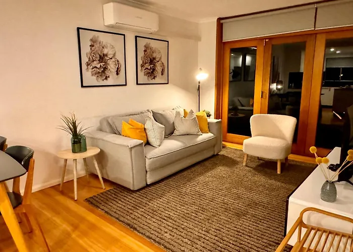 2 Bdrm Apt In Annandale With Courtyard & Parking