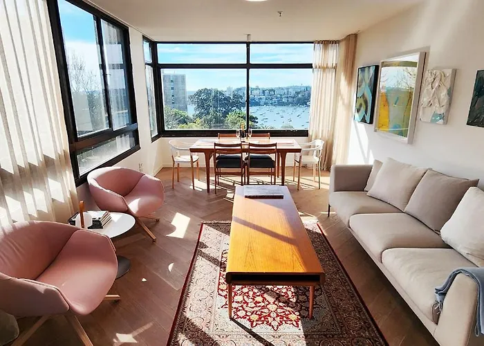 Beautiful Harbour Views, Stylish Apartment & Pool