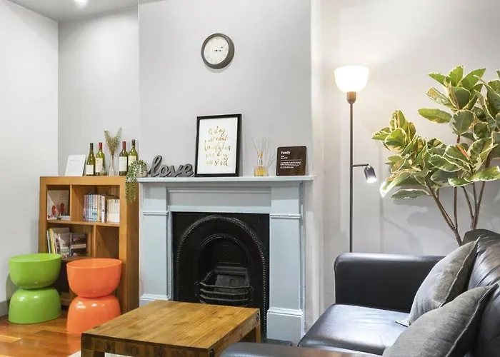 Stylish 2 Story Terrace House In Chippendale