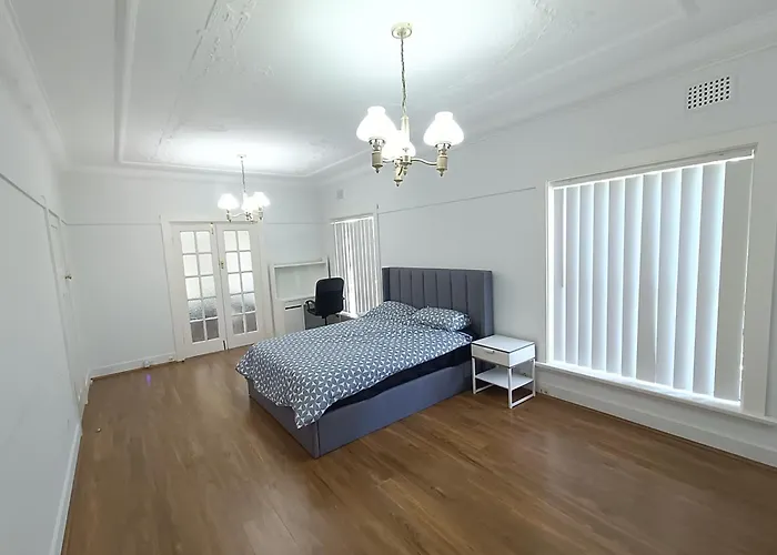 Spacious Queen Room In Carlingford With Pool - C2