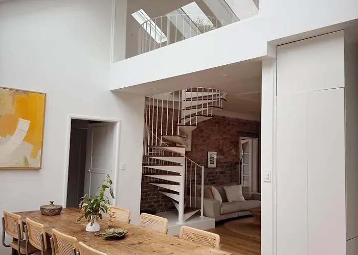 Spacious 4-Bedroom Manly Beach Apartment, Balcony, Bath & Fireplace, 2 Min To Beach