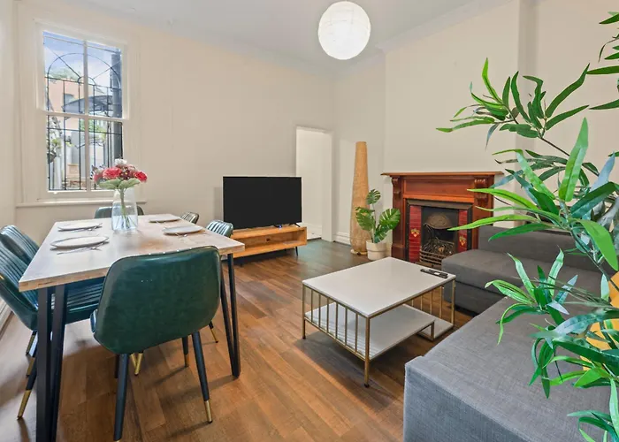 Spacious 4 Bedroom House Darling Harbour