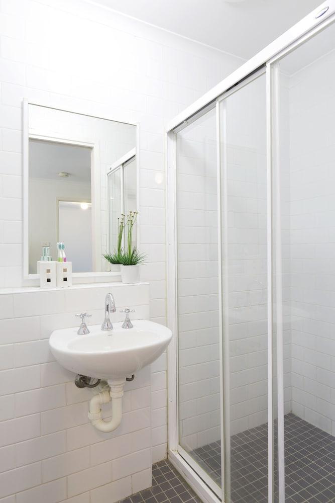 Macquarie Village 3*