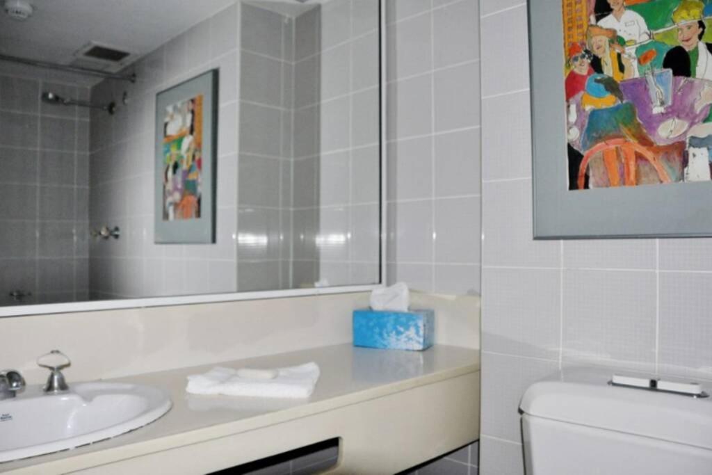 Hyde Park Plaza Park View 2 Bedroom Pet Friendly Apartment *