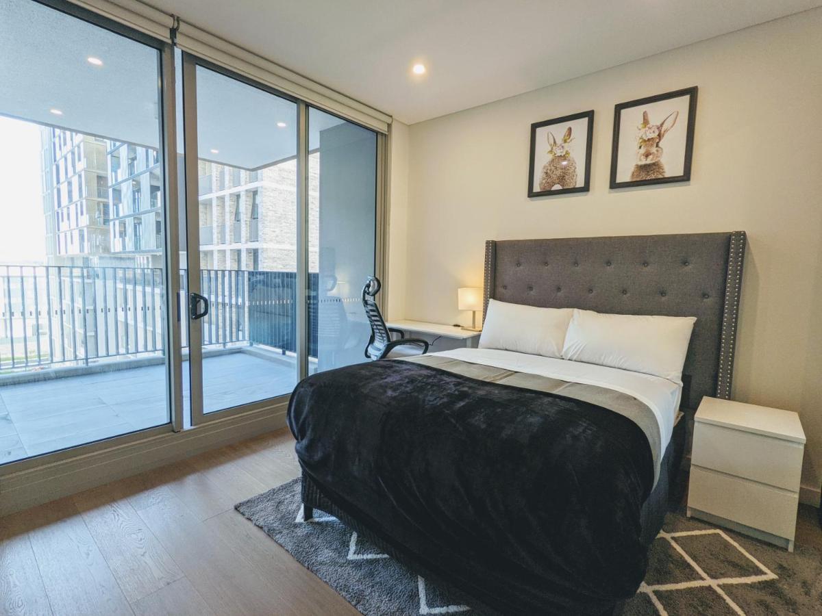 Elegant 3-bed 2-bath, Balcony, With Pool Included, No Parties! * Sydney