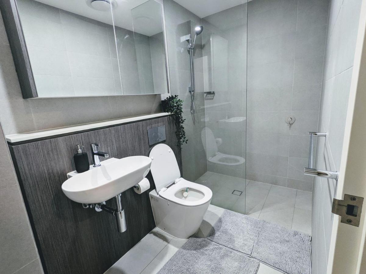 Apartment Elegant 3-bed 2-bath, Balcony, With Pool Included, No Parties! *