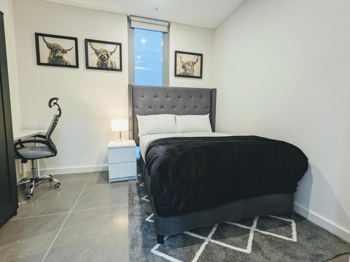 Apartment Elegant 3-bed 2-bath, Balcony, With Pool Included, No Parties! *