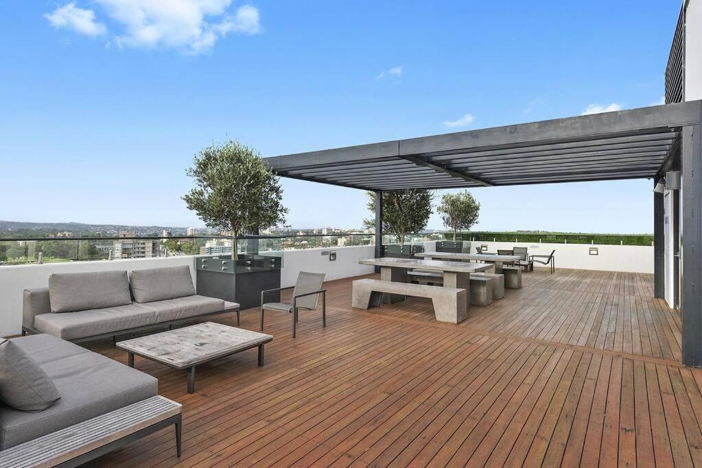 Apartment Modern Spacious Pad With Rooftop Pool And Gym