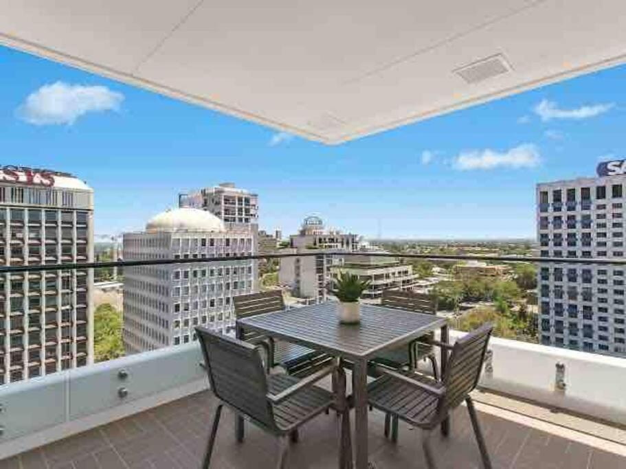 Modern Spacious Pad With Rooftop Pool And Gym Apartment