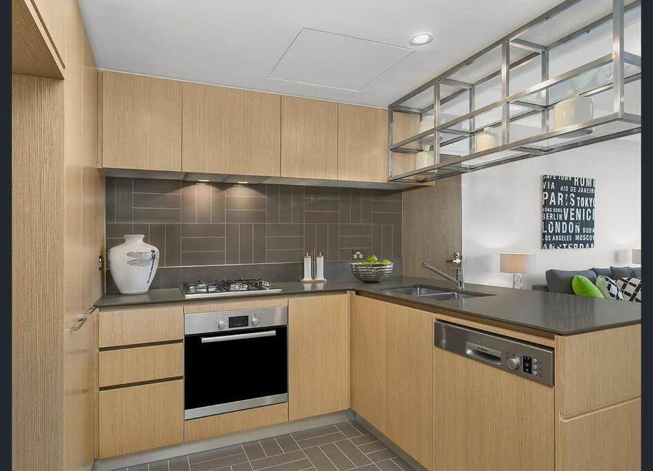 Apartment Modern Spacious Pad With Rooftop Pool And Gym Sydney