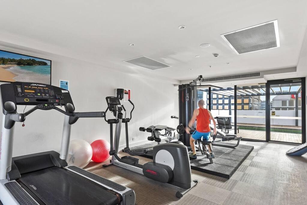 Modern Spacious Pad With Rooftop Pool And Gym Sydney
