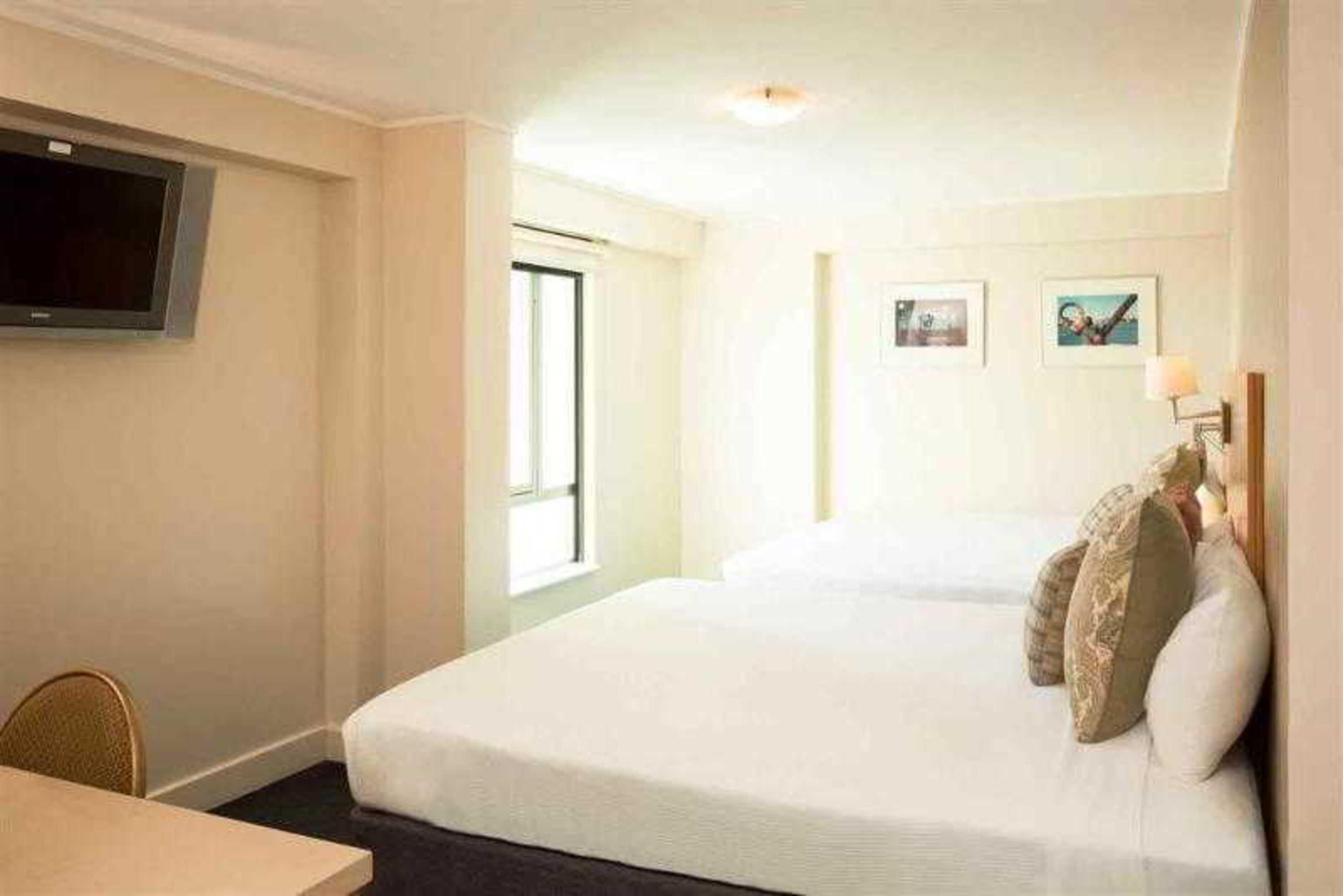 Ibis World Square Hotel 3*