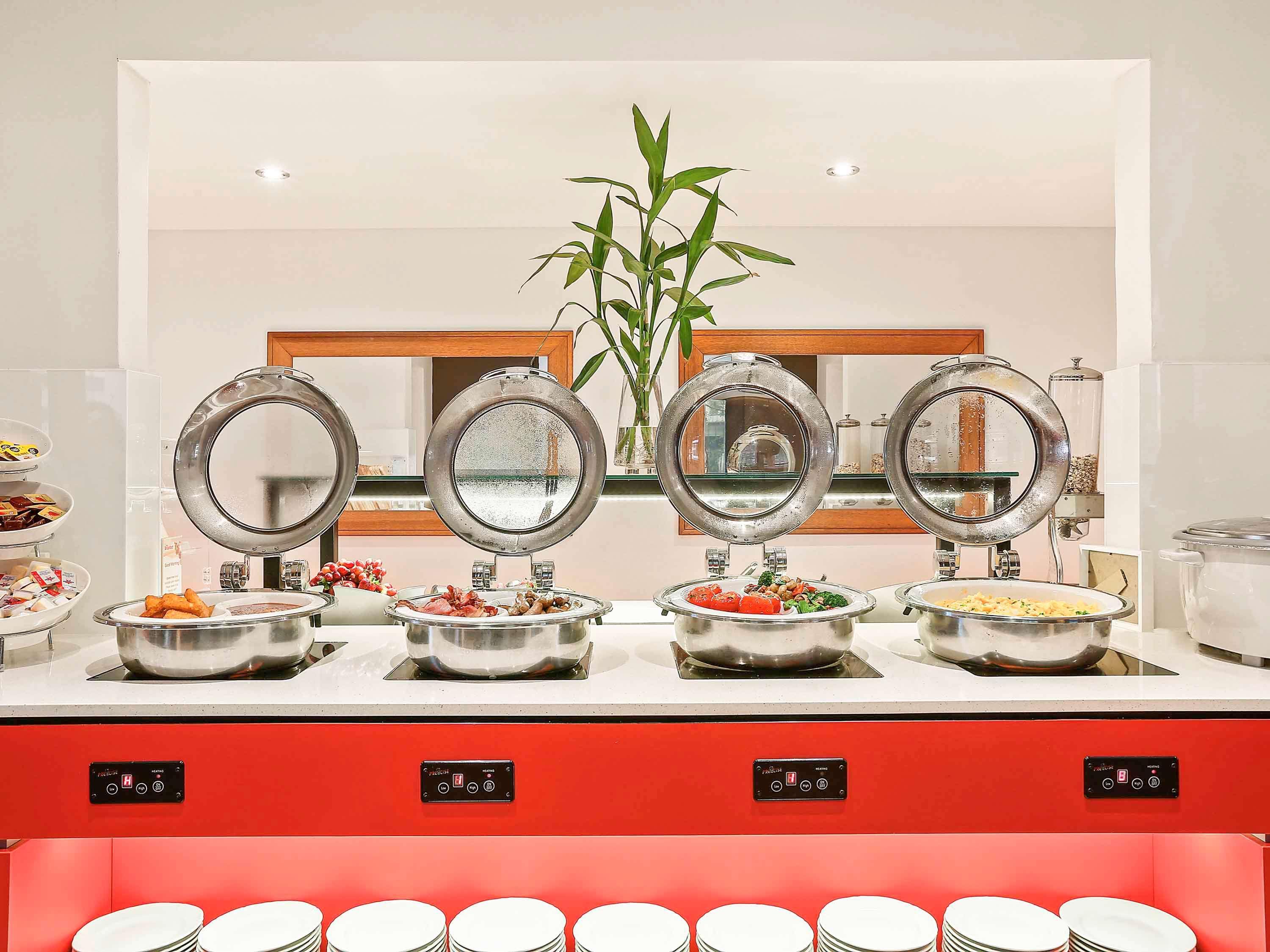 Hotel Ibis World Square 3*