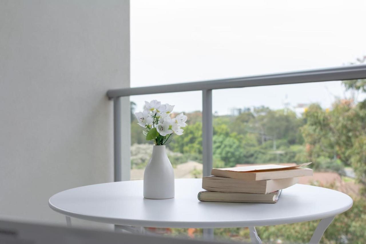Cozy 2br W Free Parking Near Westfield Parramatta Apartment