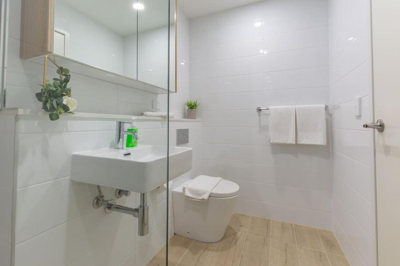Cozy 2br W Free Parking Near Westfield Parramatta Apartment