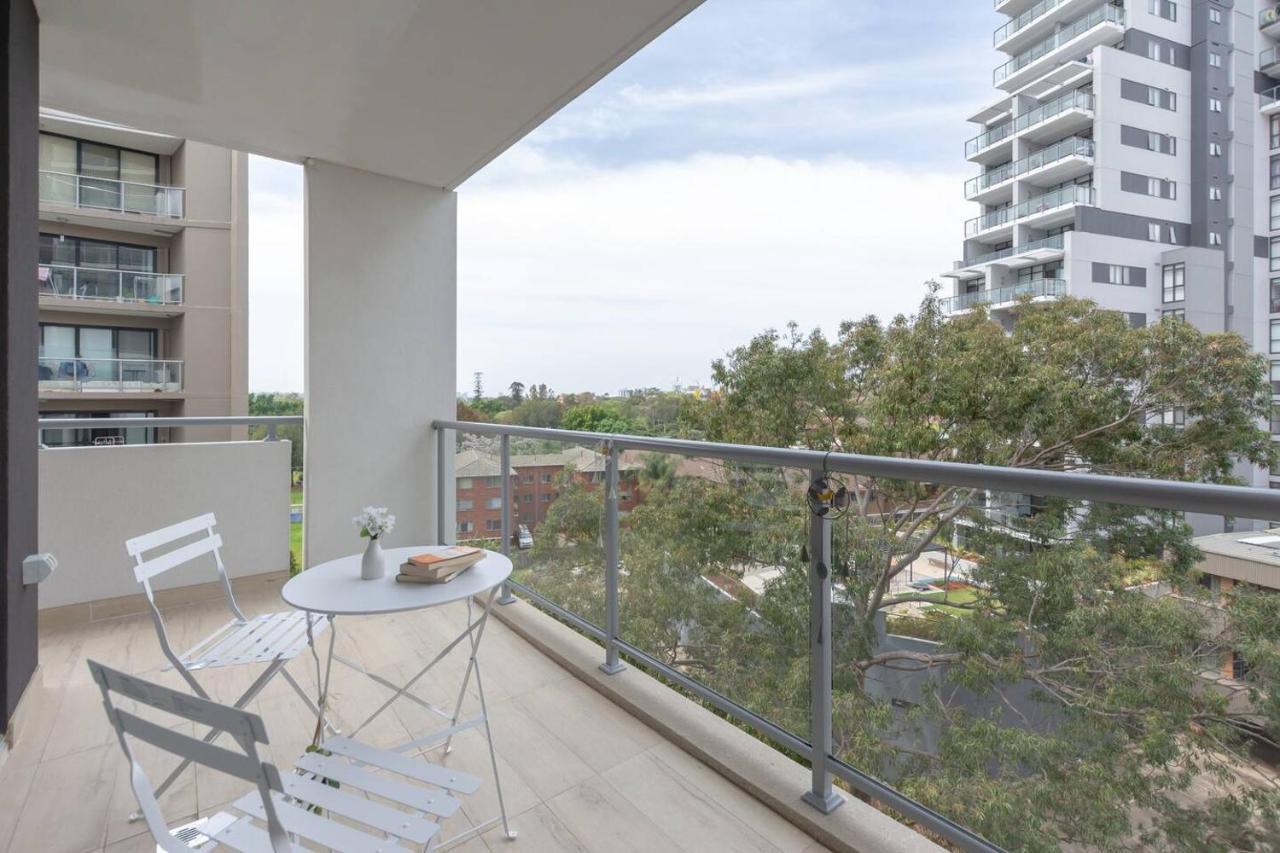 Apartment Cozy 2br W Free Parking Near Westfield Parramatta *