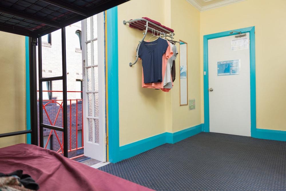 Mad Monkey Potts Point Hostel *