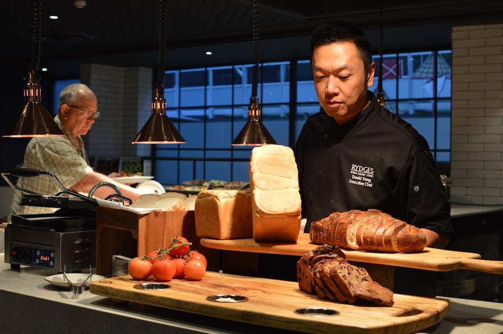 Hotel Rydges World Square 4*
