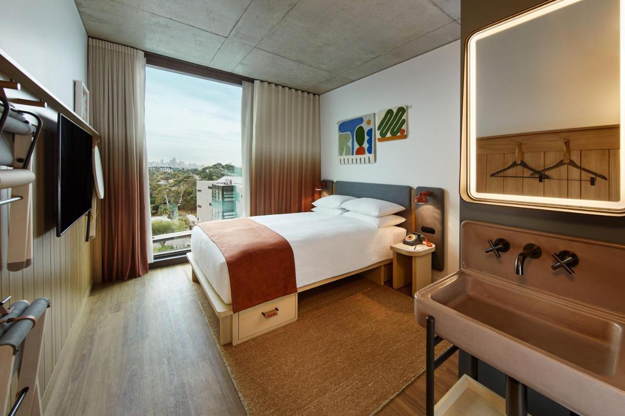 Hotel Moxy Airport 4*