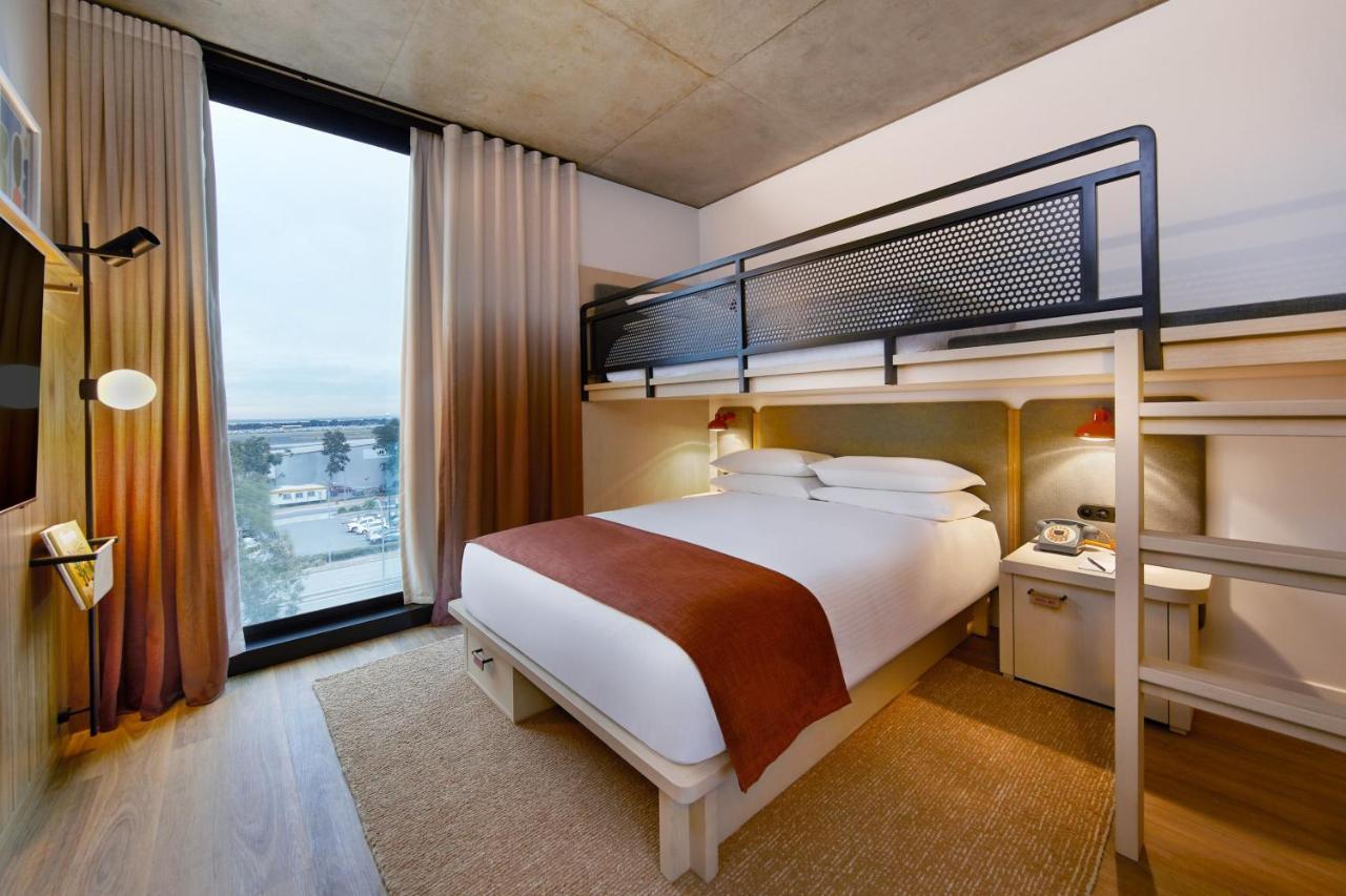 Hotel Moxy Airport 4*