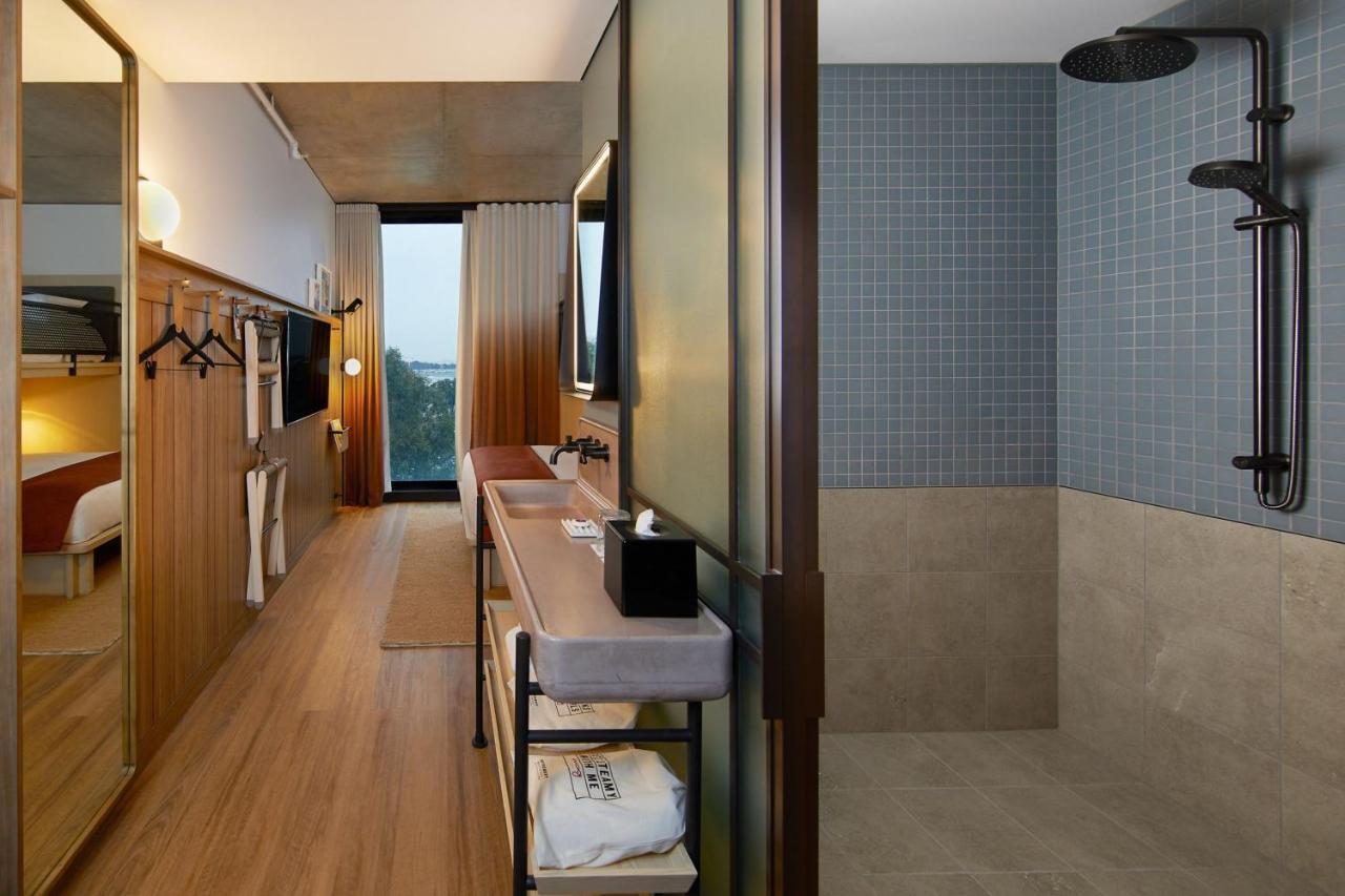 Hotel Moxy Airport 4*