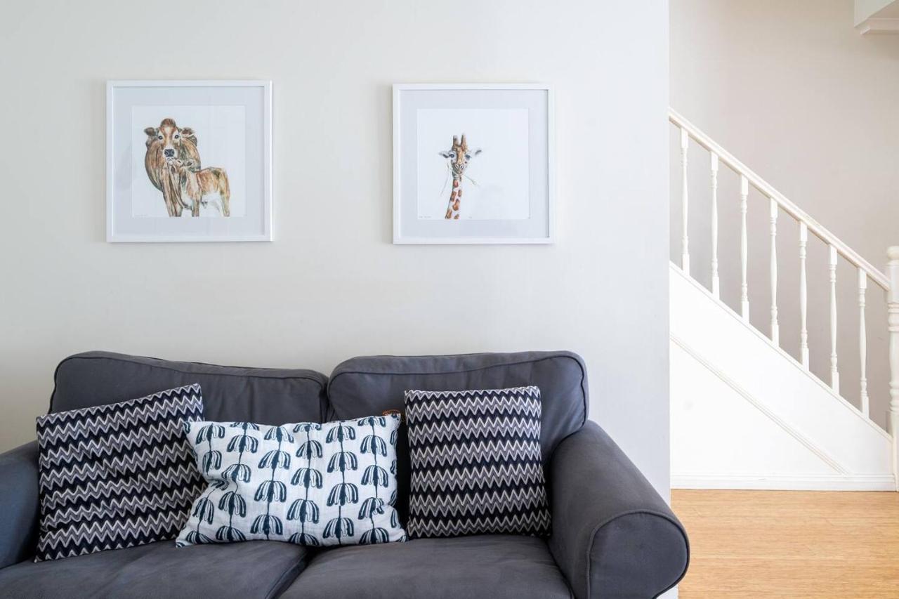 Glenmore Court - Spacious And By The Harbour Holiday home Sydney