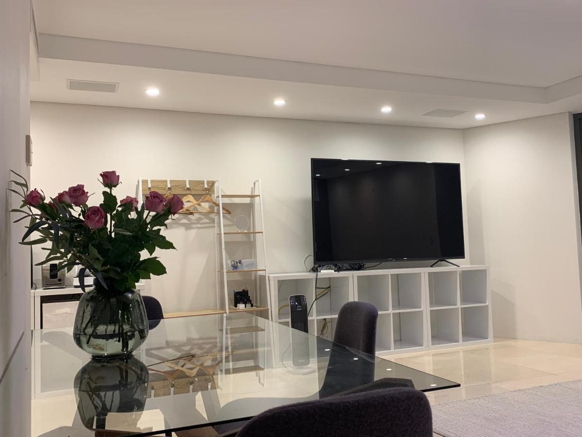 Spacious Putney Studio-2 Beds, Short Drive To Parklands & Olympic