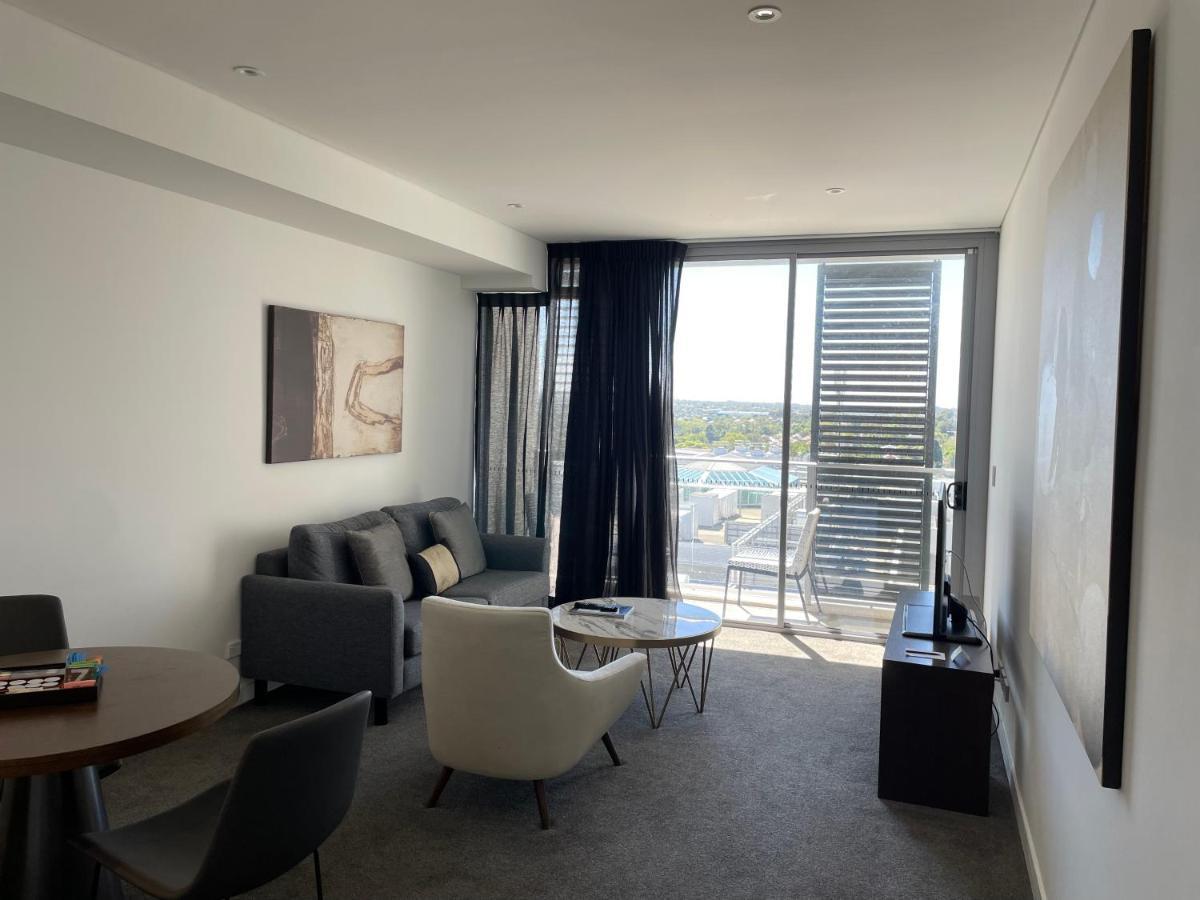 Chatswood Modern With Balcony Apartment