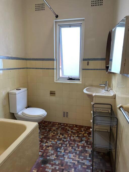 Apartment 3 Bdr House Close To Train Station, Airport &