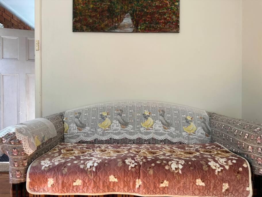 3 Bdr House Close To Train Station, Airport & Apartment *