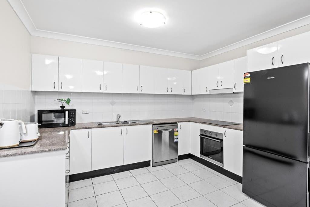 2 Bedrooms Apt In Burwood 4min To Train Sleep 6