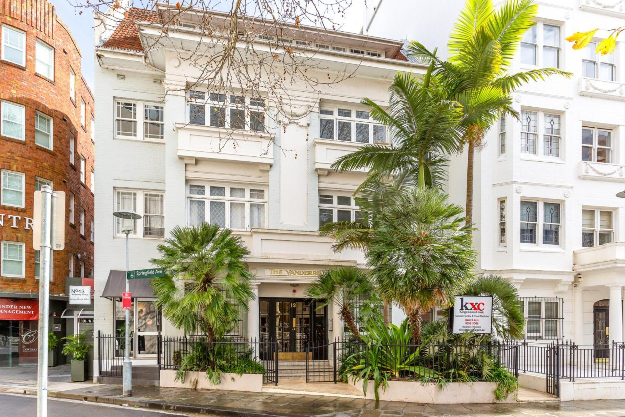 Eclectic Art Deco In Great Location Sydney