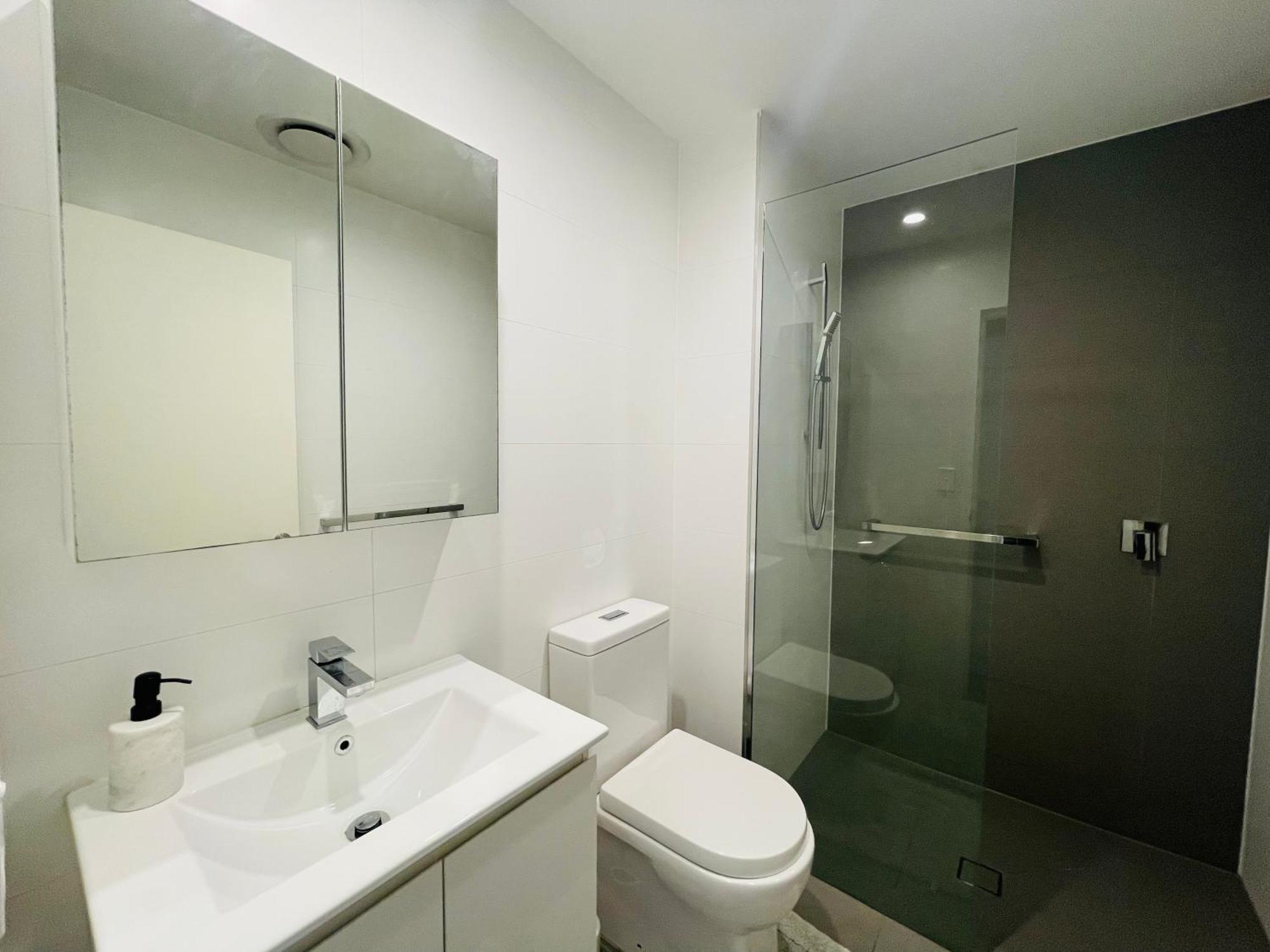 Apartment Whole 2 Bedroom Apartment, 2 Bedroom 1 Living, 3 Double Beds, 1-6 People *