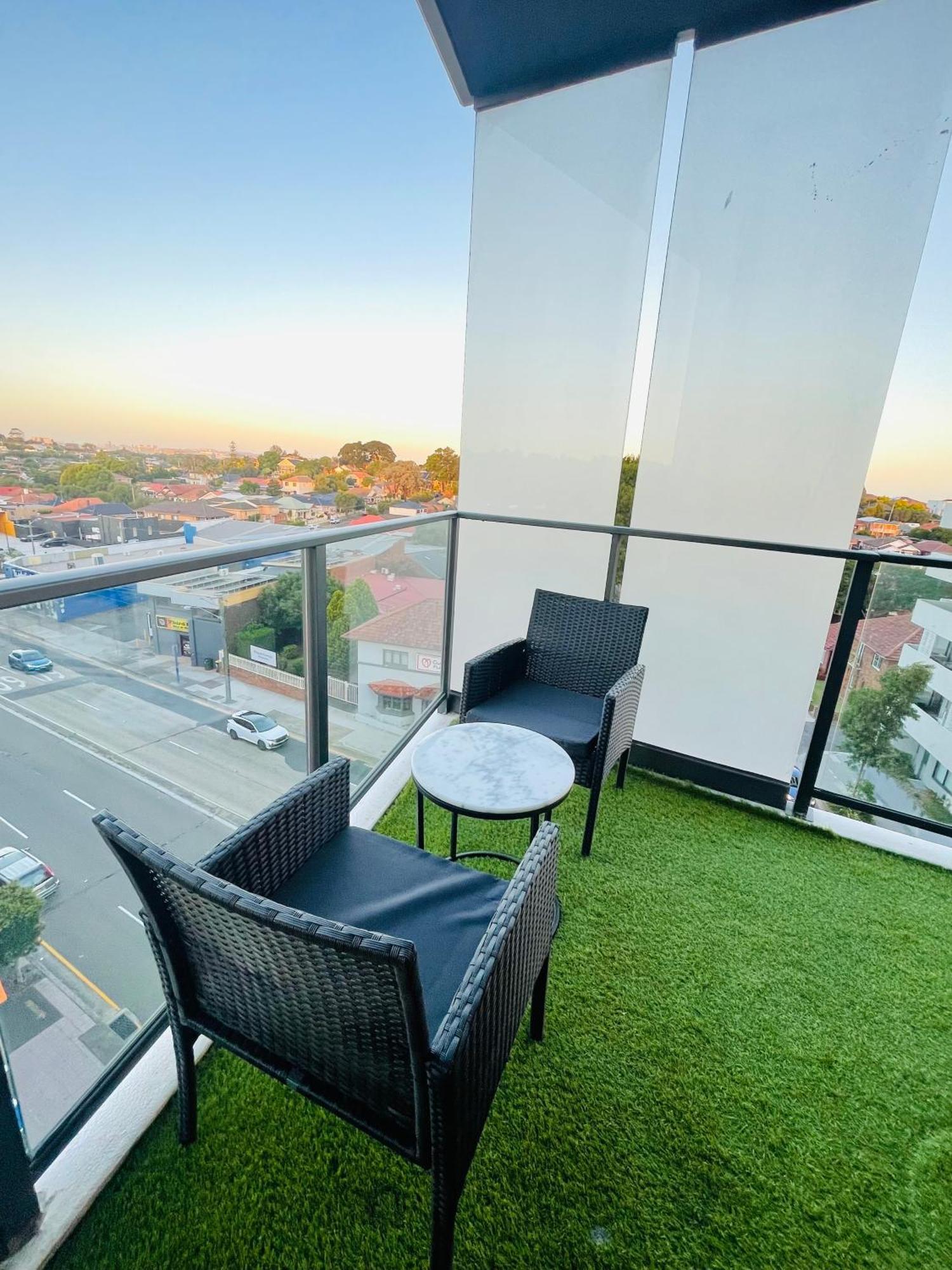Whole 2 Bedroom Apartment, 2 Bedroom 1 Living, 3 Double Beds, 1-6 People Sydney