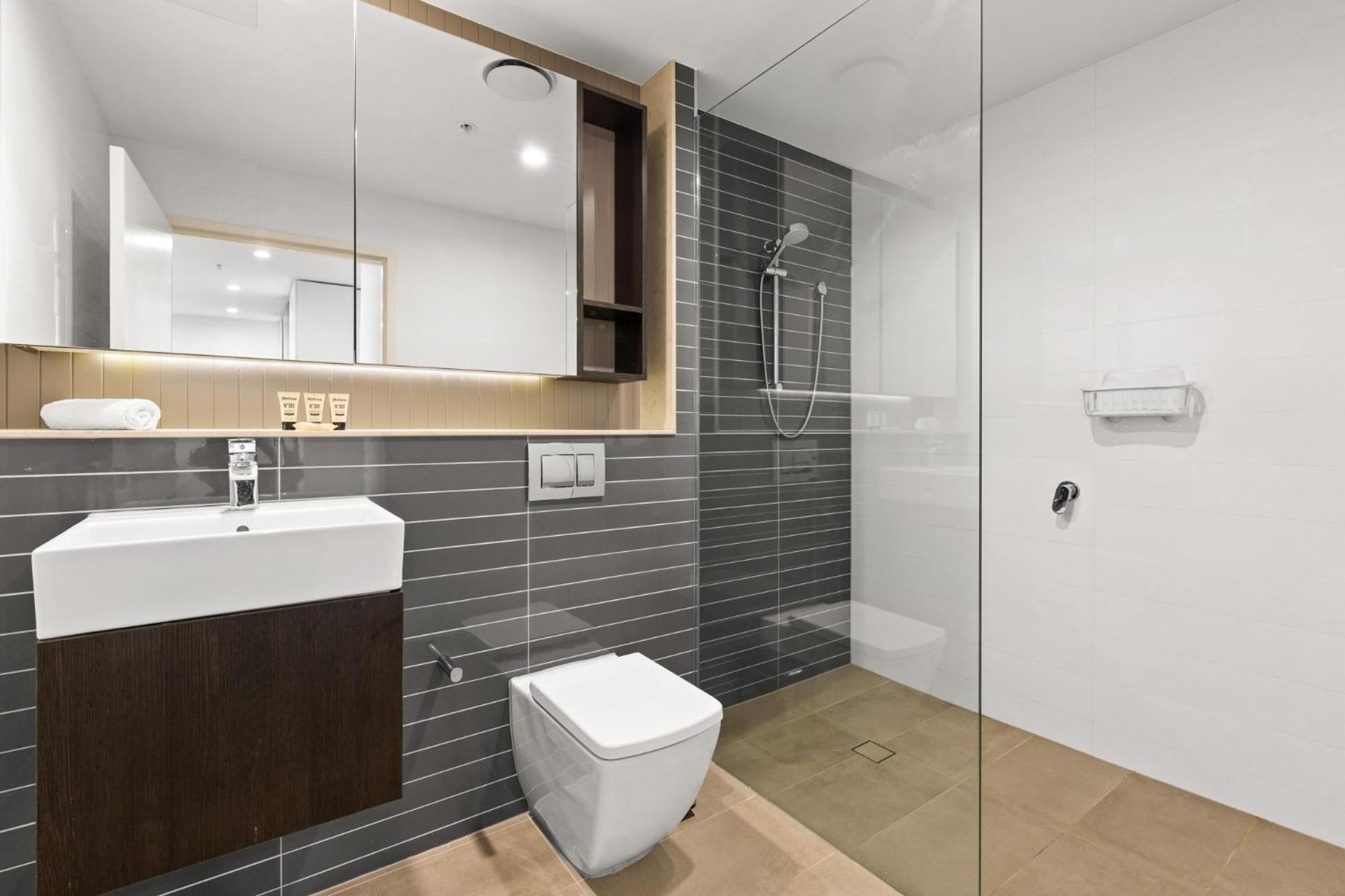 Chic 1-bed With Pool By River Ferry & Amenities Apartment