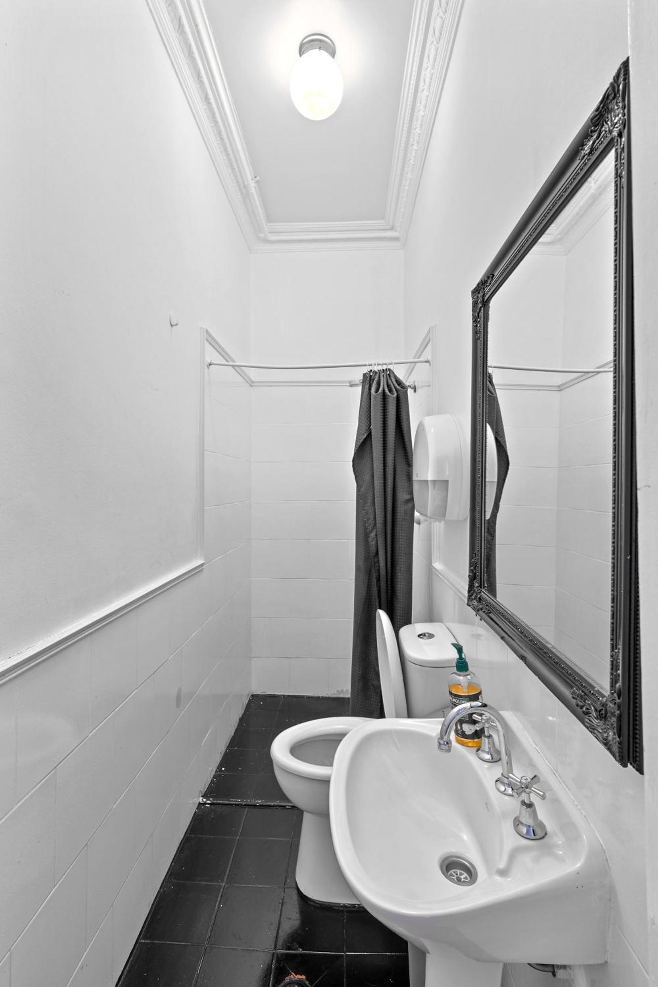 Venus By The Harbour Budget Hotel