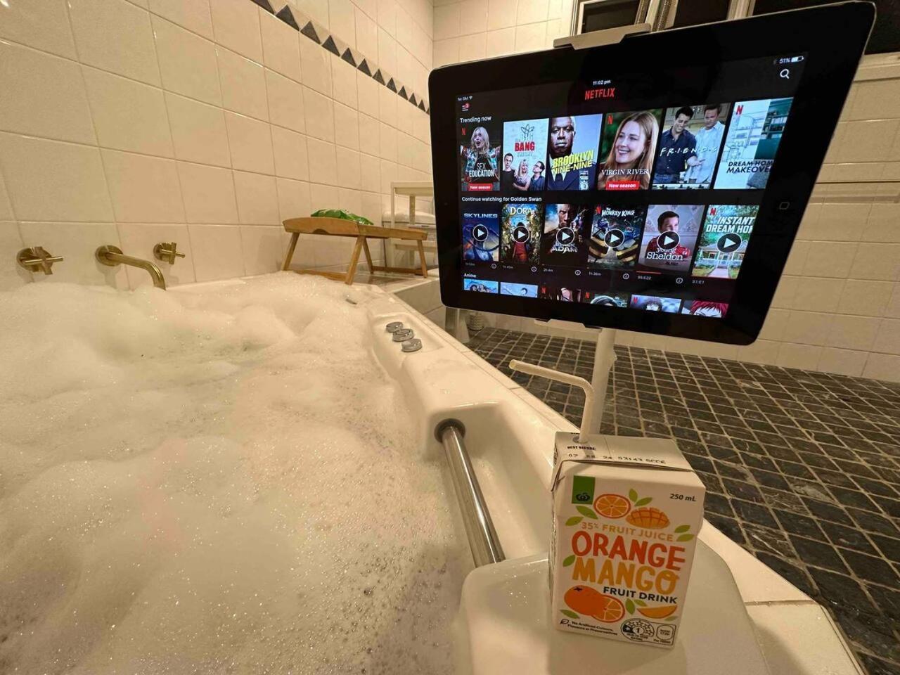 Heated Toilet Seat - Air Conditioning- Hot Tub - Dryer - Electrical Bbq Grill - Pool - Arcade Games At Golden Swan House Holiday home