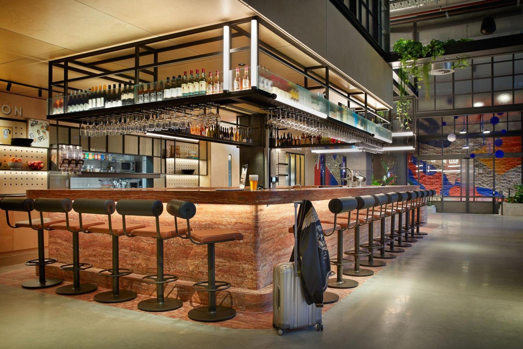 Hotel Moxy Airport 4*